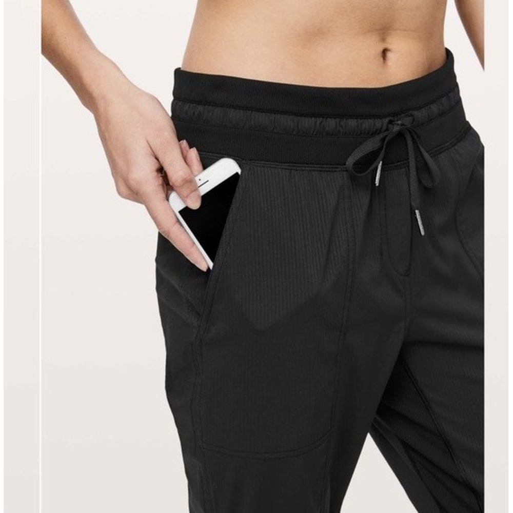 Lululemon Dance Studio Crop *25" Size 4 Black - Picture 5 of 13
